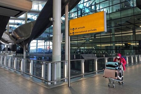 　米英の主要航空会社などは、ロンドン－ニューヨーク便の乗客に新型コロナウイルスの検査を実施し、より多くの国際路線を再開する道筋をつけてほしいと両国政府に要望している。写真は５月、ヒースロー空港で撮影（２０２０年　ロイター／Toby Melville）