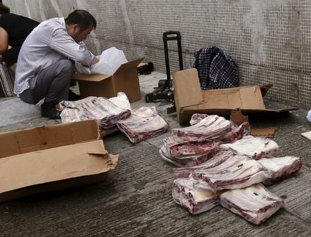 ７月１６日、中国では、食肉需要の増加に国産肉や正規輸入肉だけでは追いつかず、密輸業者が暗躍している。香港で１３日撮影（２０１５年　ロイター/Bobby Yip）