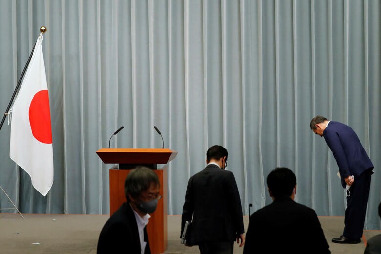 国旗は国家を象徴するからこそ、反政府活動の意思表示にも使えなければならない（2020年9月14日、記者会見を終えて国旗に礼をする当時の菅官房長官）　Kim Kyung-Hoon-REUTERS