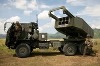 ウクライナで大活躍の兵器HIMARS、ハロウィンでは子供たちに「キャンディ発射！」