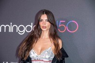 エミリー・ラタコウスキー、ほぼ全裸の貝殻ビキニ姿を披露...「大事な部分を隠しきれていない」との意見も