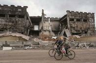 戦争の経済的「代償」...ウクライナGDPは45％縮小、では世界全体では？