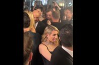 【動画】セレブでもこんな思いを...華やかな場で「ぼっち」であることを懸命にごまかす美人女優エマ・ロバーツ