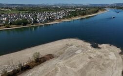 ライン川の水位が過去最低更新、要衝カウブで船舶立ち往生