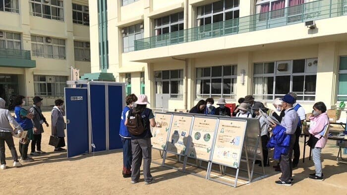 スターライト工業による災害トイレの使い方実演