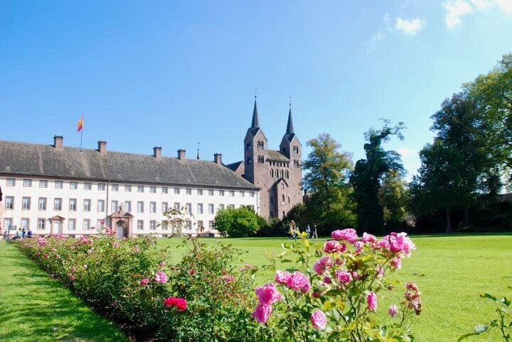 ［図1］今年2022年は、コルヴァイ修道院の創建1200周年にあたる。Photo : Sayaka Ando