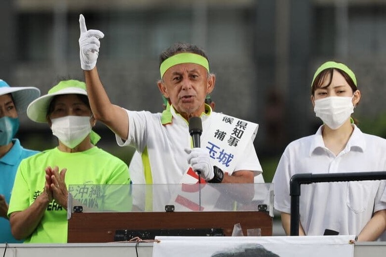 任期満了に伴う沖縄県知事選が11日投開票され、NHKや琉球放送などによると、立憲、共産などがまとまった「オール沖縄」が推す現職の玉城デニー氏（62）が再選を確実にした。写真は投開票を翌日に控え、支持を訴える玉城氏。9月10日、那覇市で撮影（2022年　時事通信）