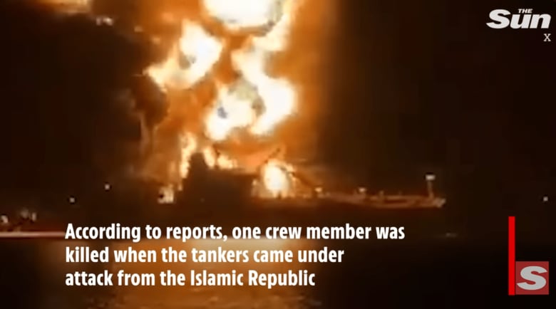 イランの攻撃で炎上した石油タンカー（3月11日、ペルシャ湾奥のイラクのバスラ沖）　The Sun/YouTube