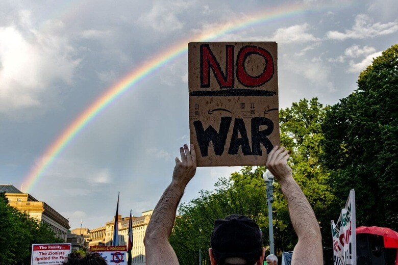 ホワイトハウス前で行われた反戦集会（6月18日）　ZUMA Press Wire via Reuters