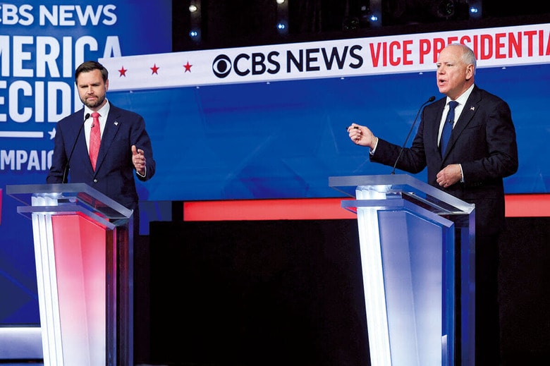 副大統領候補のテレビ討論会。過激と言われるバンス（左）はにこやかに頭のよさを発揮。対するウォルズの反応は鈍く、ハリス陣営の弱点を露呈した（10月1日、ニューヨーク）　MIKE SEGARｰREUTERS