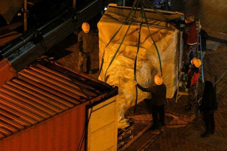 香港大学は、1989年の天安門事件で殺害された民主化運動参加者を追悼する記念像を構内から撤去した。写真は像を取り去る様子。香港大学で撮影（2021年　ロイター／Tyrone Siu）