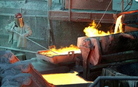 　世界産銅大手のチリ銅公団（コデルコ）は２４日、米マイクロソフトとの間で、採掘事業のデジタル化を推進する契約を締結したと発表した。業務の自動化や分析能力の向上を図る。写真はコデルコの銅製錬所、２０１５年１月にチリのベンターナスで撮影（２０２１年　ロイター/Rodrigo Garrido）