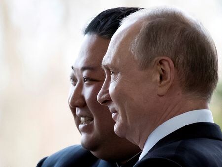 ロシア大統領府（クレムリン）のペスコフ報道官は３１日、ロシアは北朝鮮との関係を発展させると述べた。２０１９年４月撮影（２０２３年　ロイター/Alexander Zemlianichenko/Pool via REUTERS/File Photo）