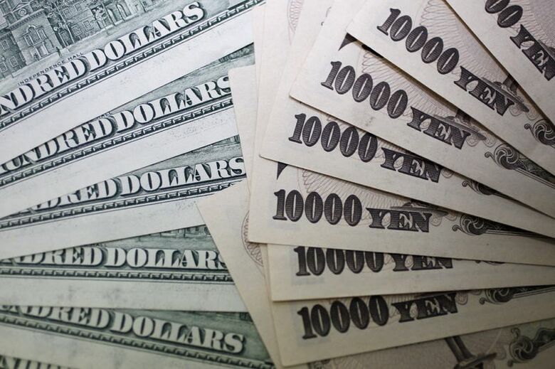 写真は日本円紙幣と米ドル紙幣。2010年9月に撮影。REUTERS/Yuriko Nakao