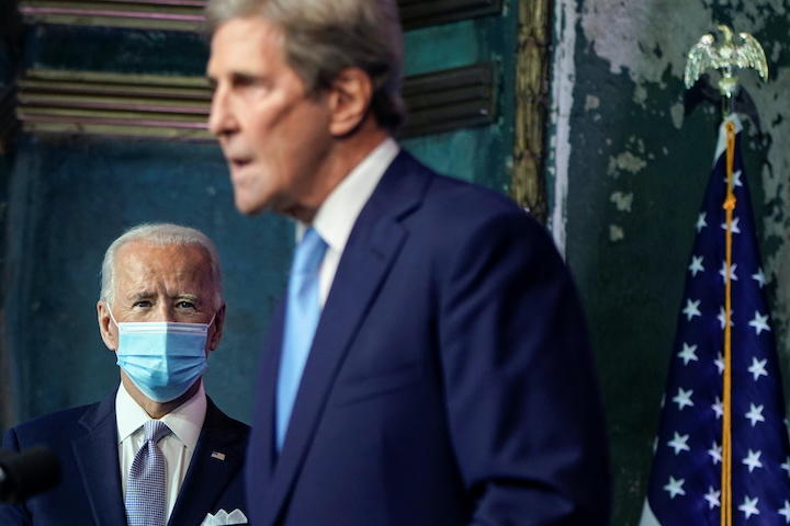 ケリー米大統領特使（右、写真は政権移行期間中の昨年11月24日）　Joshua Roberts-REUTERS