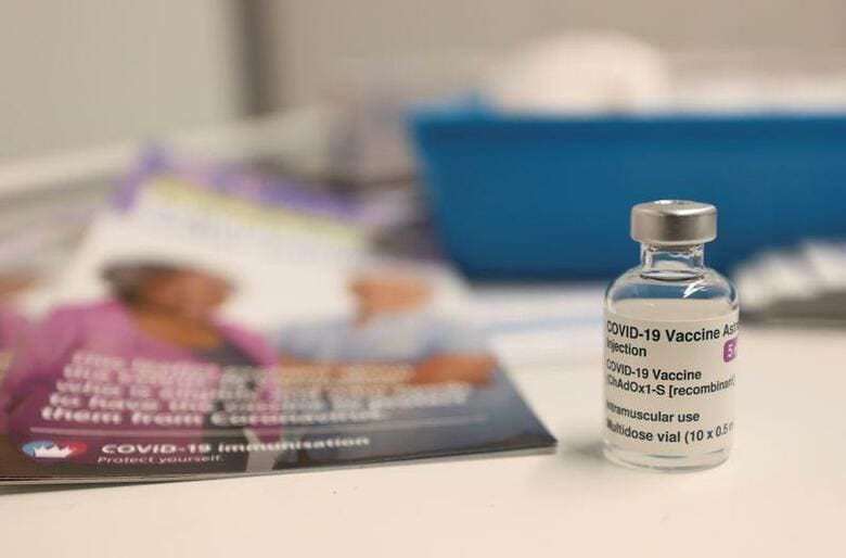 英オックスフォード大学とアストラゼネカが共同開発した新型コロナウイルスワクチンの後期臨床試験に参加した被験者約1500人が、誤った量の投与を受けていたにもかかわらずミスを知らされていなかったことが、ロイターが入手した文書で明らかになった。写真は英国内のワクチン接種会場で1月に撮影（2021年　ロイター／Lee Smith）