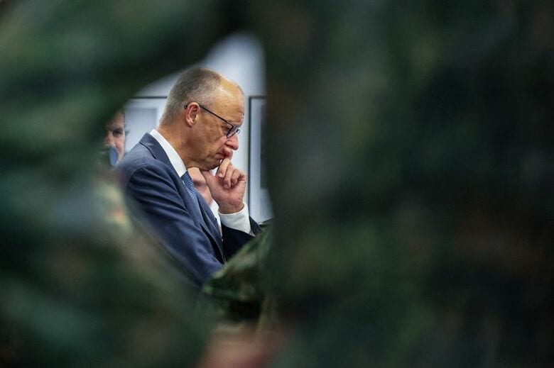写真は第1ドイツ・オランダ軍団（1GNC）を訪問するメルツ首相。10月1日撮影。REUTERS/Leon Kuegeler