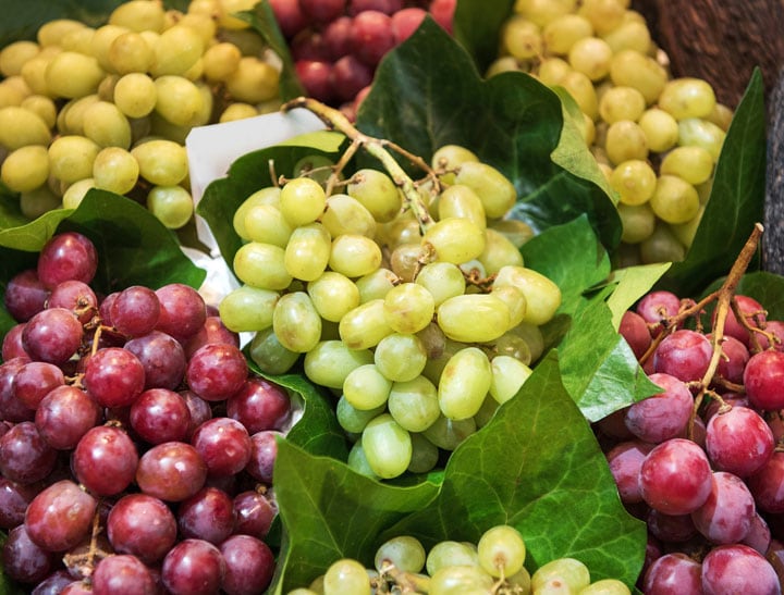「購入前のぶどうを食べる」のは試食として広範囲に自然に行われている　omersukrugoksu/iStock.