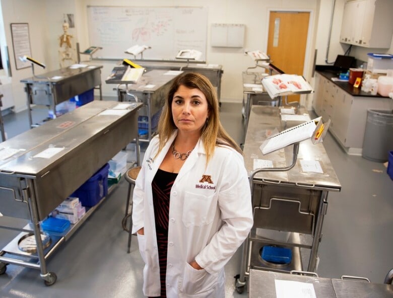 １０月２５日、ロイターは、米国でいかにたやすく遺体の一部が売買され、それらが医学研究に有用かどうかを検証しようとしていた。入手した部位の１つが、生まれつき難病を患い、２４歳の若さで亡くなったコディ・ソーンダースさんのものであることが分かった。写真は、ロイターが入手した部位の検査を行ったミネソタ大学メディカルスクール献体プログラムの責任者、アンジェラ・マッカーサー氏。８月撮影（２０１７年　ロイター/Craig Lassig）