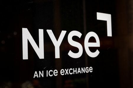 　１月１５日、 ニューヨーク証券取引所のジョン・タトル副会長は、２０２４年は借り入れコスト低下や株式市場のボラティリティー低下に伴い新規株式公開（ＩＰＯ）が回復するとの見方を示した。写真は同証券取引所のロゴ。７月撮影（２０２４年　ロイター/Brendan McDermid）