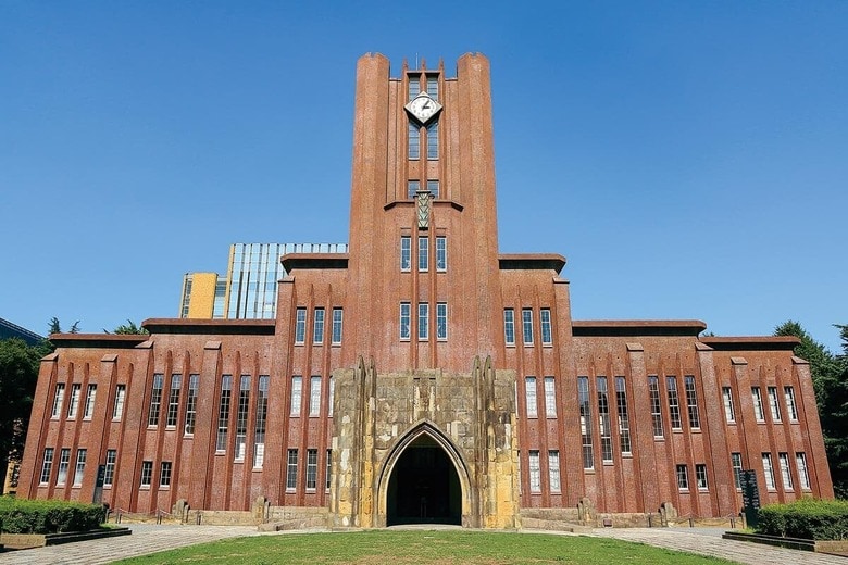 東京大学の安田講堂　CDRW/SHUTTETRSTOCK