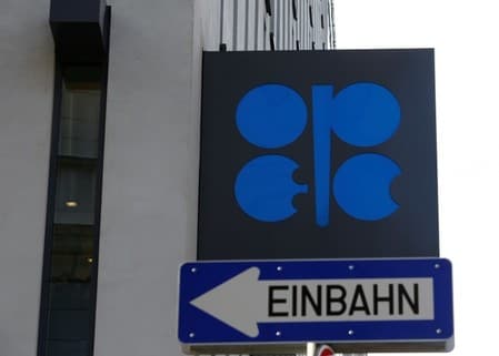 　４月１３日、石油輸出国機構（ＯＰＥＣ、写真）は月報で、今年のＯＰＥＣ産原油への世界の需要について、増加幅見通しを日量５万バレル引き下げた。３月撮影（２０１６年　ロイター/Leonhard Foeger）
