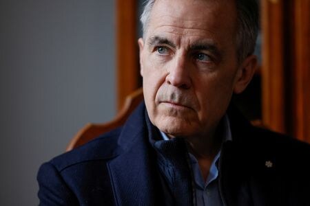 カナダのカーニー首相（写真）は２４日、トランプ米大統領との電話会談に応じる用意はあるとしつつも、カナダが「主権国家」であるという立場で行われると言明した。（２０２５年　ロイター/Blair Gable）