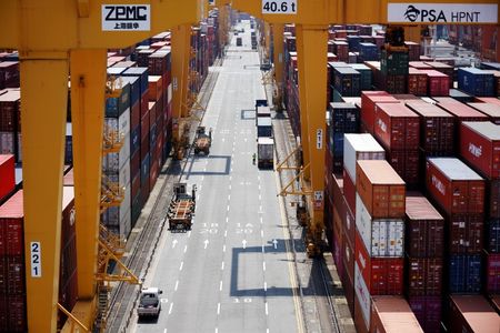 韓国統計局が１１日発表した雇用統計によると、７月の失業率（季節調整後）は３．３％と、６月の３．７％から改善し、昨年８月以来１年ぶりの低水準となった。写真は釜山のコンテナターミナル。７月撮影。（2021年 ロイター/Kim Hong-Ji ）