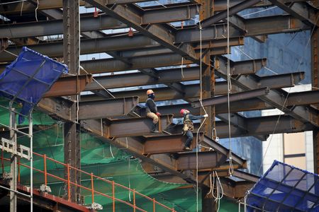 Ｓ＆Ｐグローバルが１日発表した７月の韓国製造業購買担当者景気指数 （ＰＭＩ）は４９．８と、前月の５１．３から低下し、２０２０年９月以来約２年ぶりに好不況の分かれ目となる５０を割り込んだ。ソウルの建設現場、２０１６年３月撮影（２０２２年　ロイター／Kim Hong-Ji）