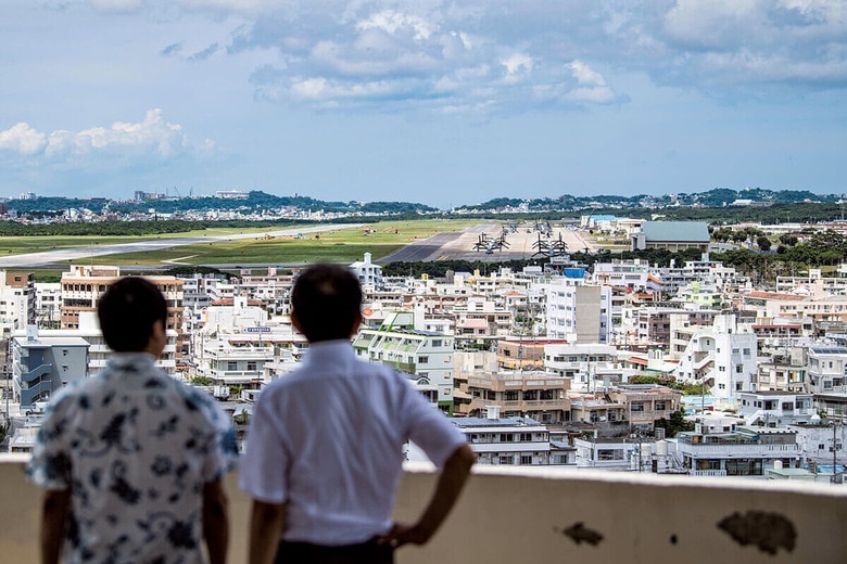 米軍普天間基地に並ぶオスプレイを見つめる　CARL COURT/GETTY IMAGES