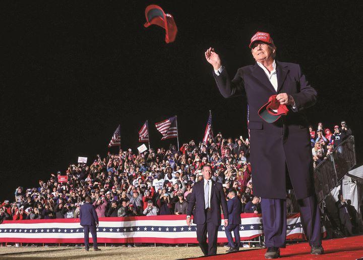 支持者にMAGAハットを投げるトランプ（1月15日、アリゾナ州）　MARIO TAMA/GETTY IMAGES