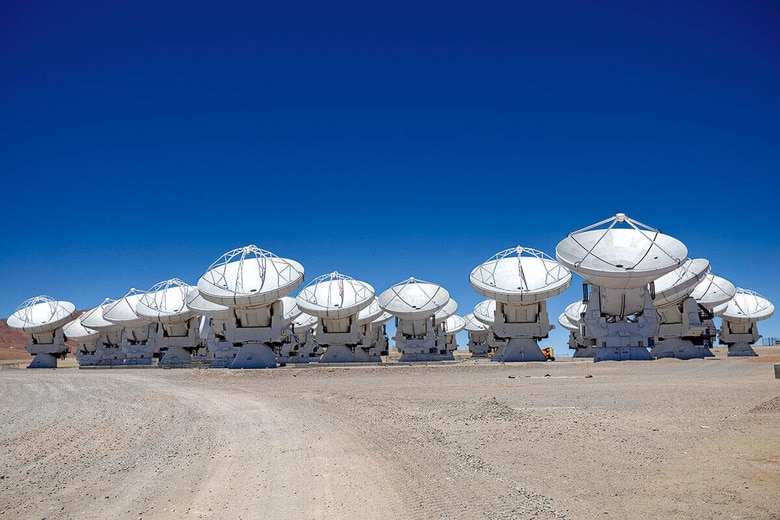 アタカマ砂漠の望遠鏡　LUCAS AGUAYO ARAOSｰANADOLU AGENCY/GETTY IMAGES