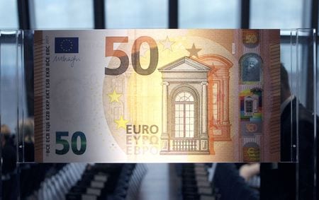 欧州中央銀行（ＥＣＢ）は２日、５兆ユーロの債券ポートフォリオの縮小を３月から開始した後も、現行の慣行に沿って満期を迎えた債券の償還金の一部を再投資し続けると発表した。２０１６年７月撮影（２０２３年　ロイター/Ralph Orlowski）
