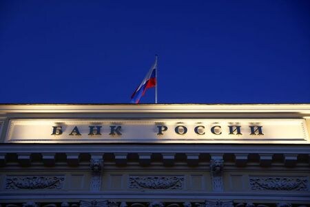 １０月２２日、ロシア中央銀行は政策金利を６．７５％から７５ベーシスポイント（ｂｐ）引き上げ、７．５％とした。利上げは今年６回目。２０１６年初以来の高水準にあるインフレに対応するため、中銀は追加利上げの可能性を示唆した。写真は３月２９日、モスクワのロシア中銀（２０２１年　ロイター／Maxim Shemetov）