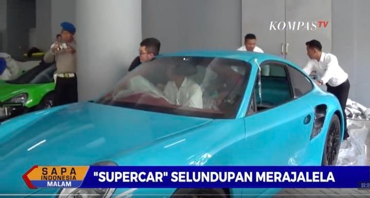 耐火レンガと申告されたコンテナの中身はポルシェなどのスーパーカーだった　KOMPASTV / YouTube