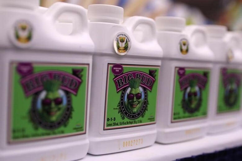 １２月６日、ＩＴや金融セクターの高待遇な会社勤めを辞めて、急成長するマリフアナ業界へと数多くの起業家や投資家が転身している。写真は大麻サプリ。写真は９月、カリフォルニア州の麻薬見本市で撮影（２０１７年　ロイター/Lucy Nicholson）