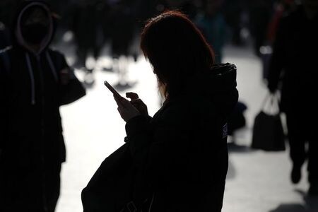 　２月７日、中国本土で、米国発の音声会員制交流サイト（ＳＮＳ）アプリ「クラブハウス」の新規ユーザーが続々と増えている。北京で２０１８年２月撮影（２０２１年　ロイター/Damir Sagolj）
