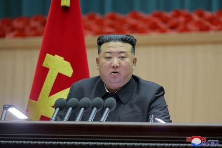 　１２月２８日、北朝鮮の金正恩朝鮮労働党総書記は、軍や軍需産業、核兵器部門に対し、米国による前例のない「対決の動き」に対抗するため戦争準備を加速させるよう命じた。写真は５日提供（２０２３年　ロイター/KCNA）