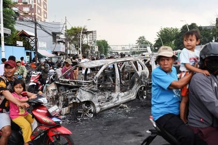 　インドネシアのプラボウォ大統領は３０日、首都ジャカルタで始まった抗議デモが各地に拡大し、地方議会の建物が放火されるなどしたことを受け、予定していた中国訪問を中止した。東ジャカルタで３０日撮影（２０２５年　ロイター/Willy Kurniawan）