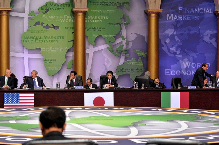 リーマンショック後の世界金融危機に対応するために各国首脳が集まった初めてのG20（2008年、ワシントンにて。左から、当時のポールソン米財務相、ブッシュ米大統領、日本の麻生首相）　Yuri Gripas-REUTERS