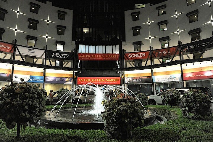 バラエティなど業界誌のバナーが彩りを添える会場のホテル　　&copy; The Independent Film & Television Alliance