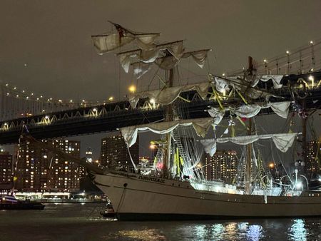 　米ニューヨーク市のアダムス市長は、メキシコ海軍の帆船が１７日の夜、マンハッタンとブルックリンを結ぶブルックリン橋に衝突し、乗員２人が死亡、１７人が負傷したと発表した。（２０２５年　ロイター/Santiago Lyon）