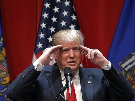　4月1日、オンライン賭けサイトでは、米大統領選の共和党候補指名争いで首位を走る不動産王ドナルド・トランプ氏の勝率が前週の６７％から４４％に大幅低下する一方、ライバルのテッド・クルーズ氏の勝率は当初の１４％から３４％に急上昇した。写真は3月30日、ウィスコンシン州で演説するトランプ氏（２０１６年　ロイター/Jim Young）