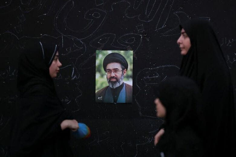 イランの最高指導者モジタバ・ハメネイ師の写真。7月4日、テヘランで撮影。REUTERS/Mohammed Salem