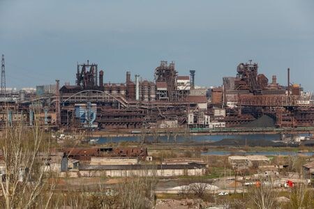ロシア国防省は２２日、ウクライナ軍が立てこもって抵抗を続けるウクライナ南東部マリウポリのアゾフスターリ製鉄所を「しっかりと封鎖した」と発表した。マリウポリで撮影（２０２２年　ロイター/Alexander Ermochenko）