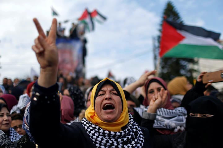 トランプの中東和平案に反対して抗議行動を行うガザ地区の人たち　Mohammed Salem-REUTERS