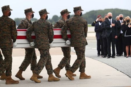 　８月２９日、２６日にアフガニスタンの首都カブールの空港の外で起きた自爆攻撃で死亡した米兵１３人のうち１１人の遺体を乗せた米軍輸送機が、デラウェア州ドーバー空軍基地に降り立ち、バイデン大統領夫妻やオースティン国防長官ら政権高官が出迎えた。写真はデラウェア州 ドーバー で２９日撮影（２０２１年　ロイター／Tom Brenner）