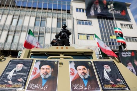 米国とイスラエルの攻撃で殺害されたイランの最高指導者ハメネイ師の後継に選出された同師の次男、モジタバ・ハメネイ師について、イラン当局者は１１日、ロイターに対し、軽傷を負っているものの、職務は継続していると明らかにした。2026年3月9日撮影（２０２６年　ロイター/Majid Asgaripour/WANA (West Asia News Agency) via REUTERS