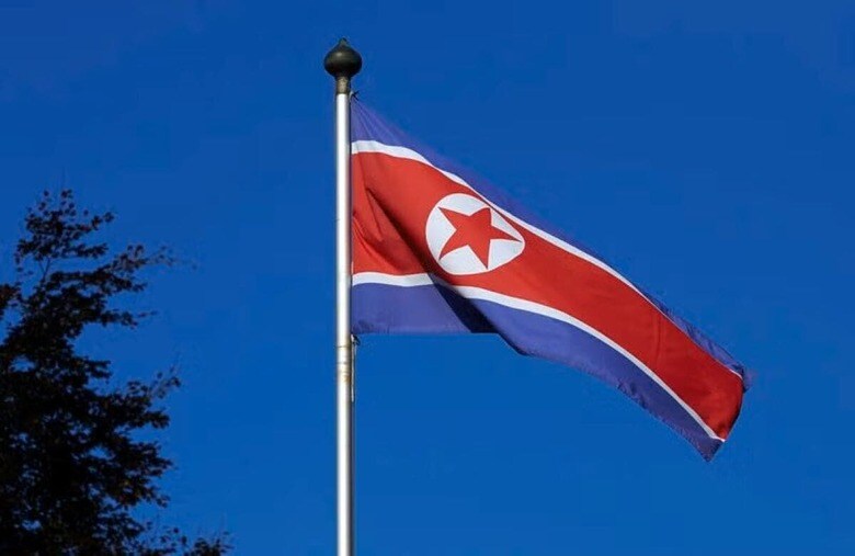 ２月２７日、韓国のＹＴＮテレビは、情報機関の話として、北朝鮮がロシアに追加部隊を派遣したと報じた。写真は北朝鮮の旗。スイスのジュネーブで２０１４年１０月撮影（２０２５　ロイター／Denis Balibouse ）