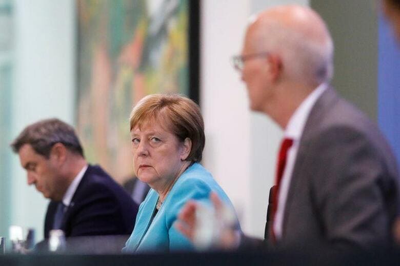 ドイツ政府の国立感染症研究機関であるロベルト・コッホ研究所（RKI）によると、新型コロナウイルスの感染者1人が新たに何人に感染させるかを示す「実効再生産数」が2.88と前日の1.79を大幅に上回った。独ベルリンで6月17日、代表撮影（2020年　ロイター）